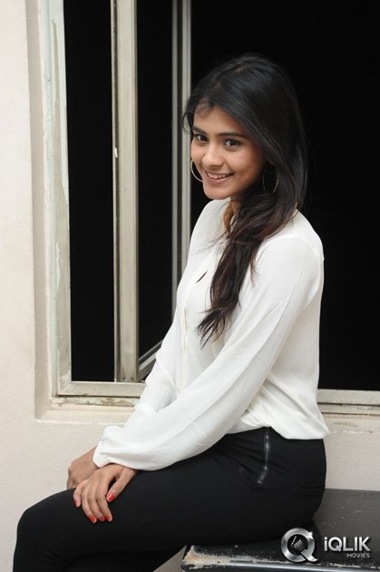 Hebha-Patel-at-Ala-Ela-Movie-Special-Show